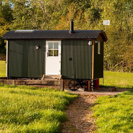 Harrys Hideout - Shepherd'S Huts At Harrys Cottages Pen-y-Clawdd Habitación foto